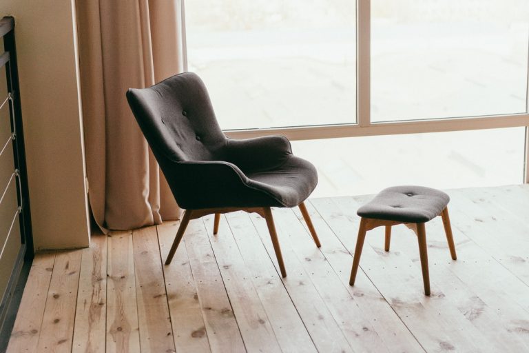 Krzesła do jadalni w stylu glamour – czy to dobry pomysł?
