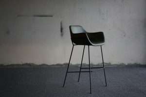Czy designerski hoker sprawdzi się w naszej kuchni?